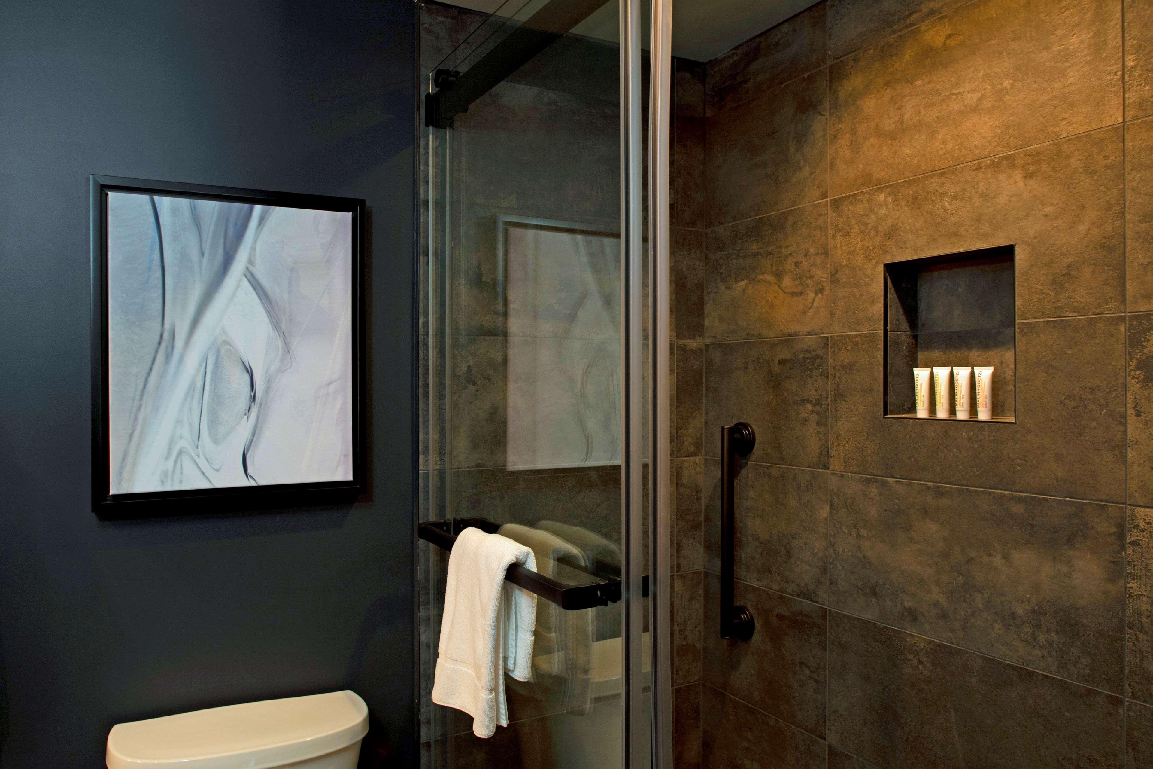 The Lloyd Stamford, Tapestry Collection By Hilton Hotell Eksteriør bilde